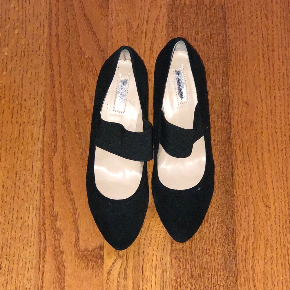 Tahari closed toe wedges
